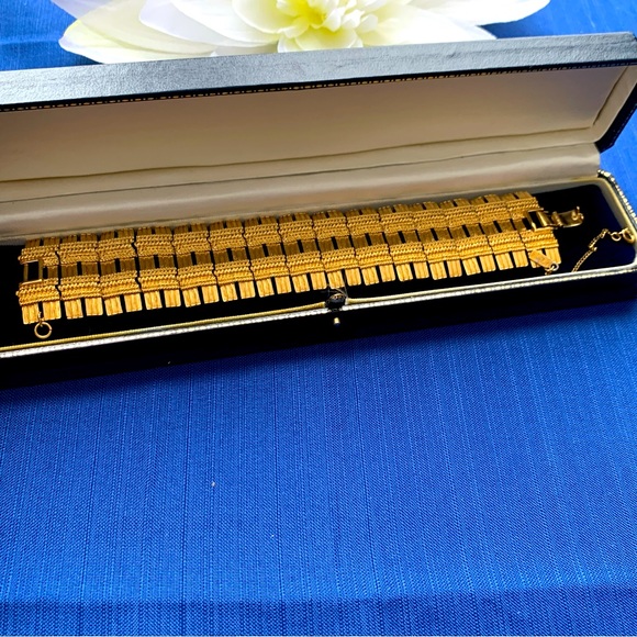 Vintage Monet Bold Dramatic Gold-tone Bracelet. - Picture 3 of 9